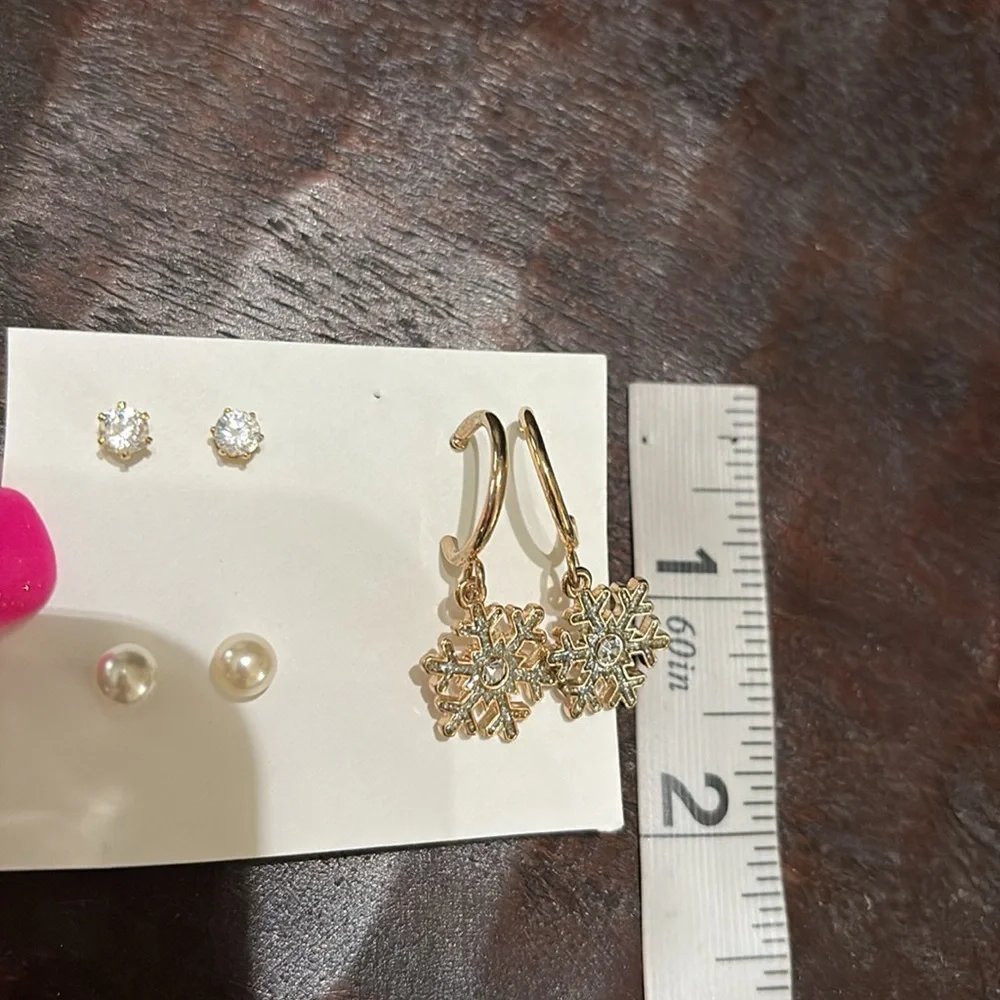 Earring set of gold snowflakes, faux pearls and crystal studs